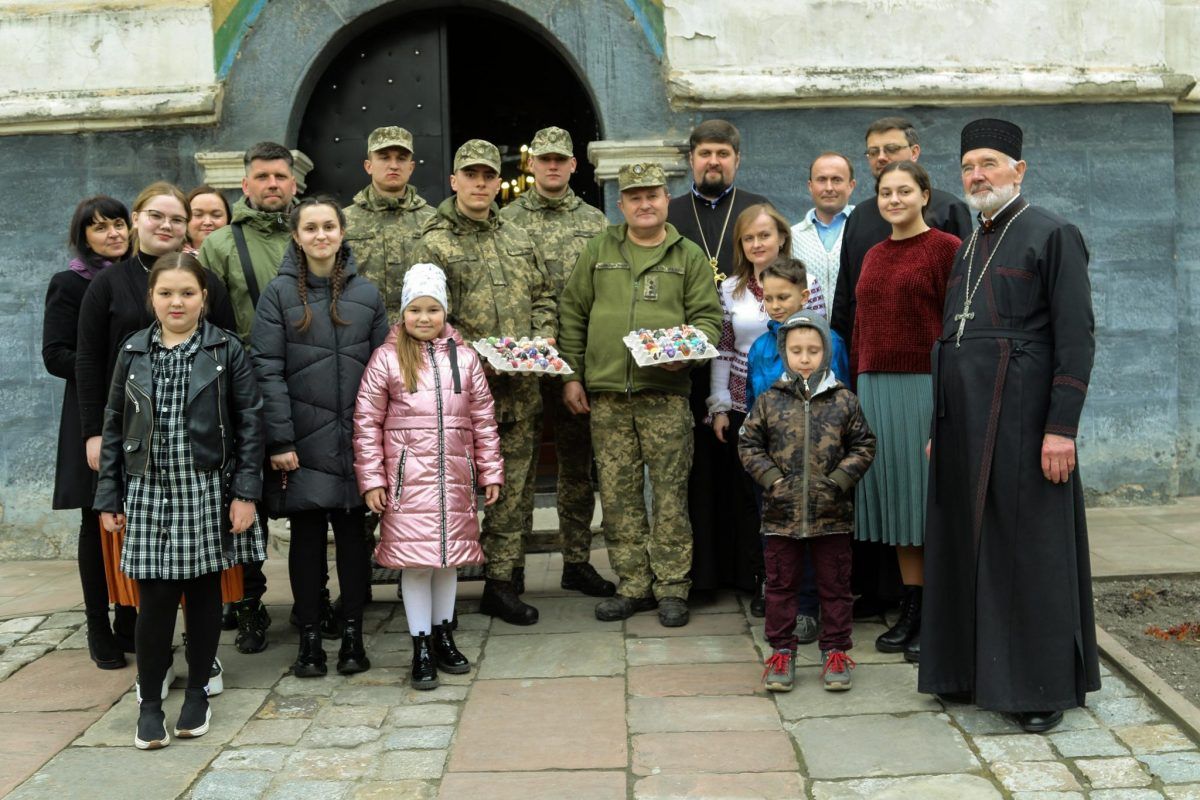 Little Lviv residents create 'pysanka' amulets for our soldiers - фото 71416
