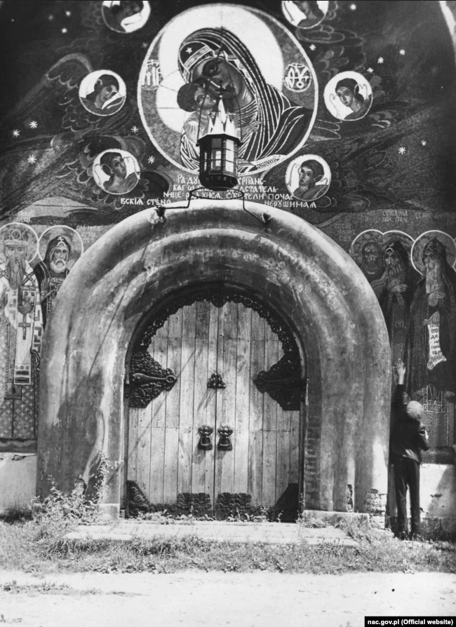 Вхід до Троїцького собору Почаївської лаври. Фотографія з періоду 1918–1933 років - фото 71694