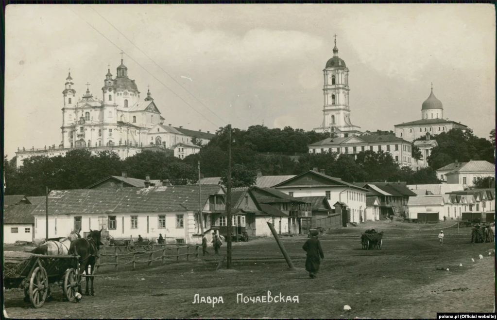 Фото з виглядом на Почаївську лавру на поштовій листівці, виданій не пізніше від 1939 року - фото 71707