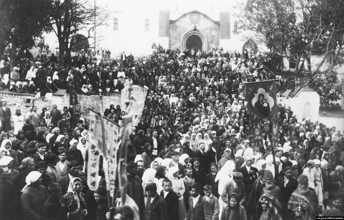 Віруючі на території Почаївської лаври, 1930 рік - фото 71713