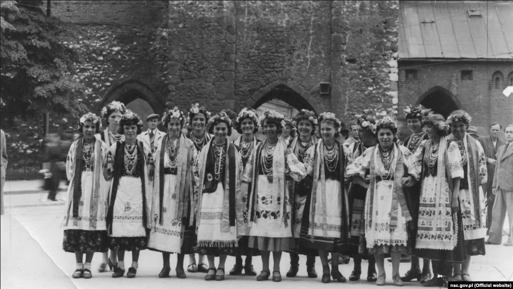 Учасниці хору із Нового Почаєва (тоді був окремим населеним пунктом біля Почаївської лаври). Краків, 7 червня 1937 року - фото 71715