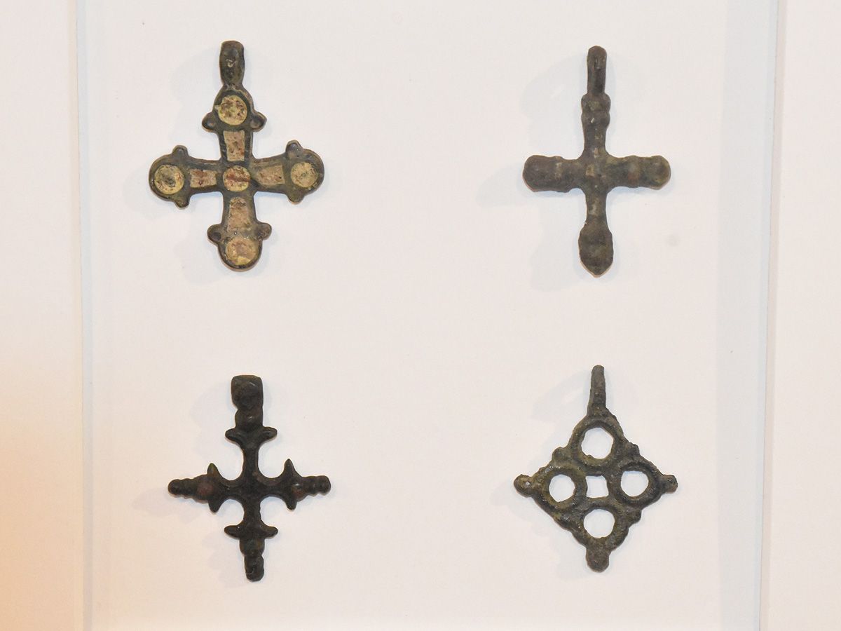 Різні типи натільних хрестиків. ХІІ-ХІІІ ст. - фото 71958
