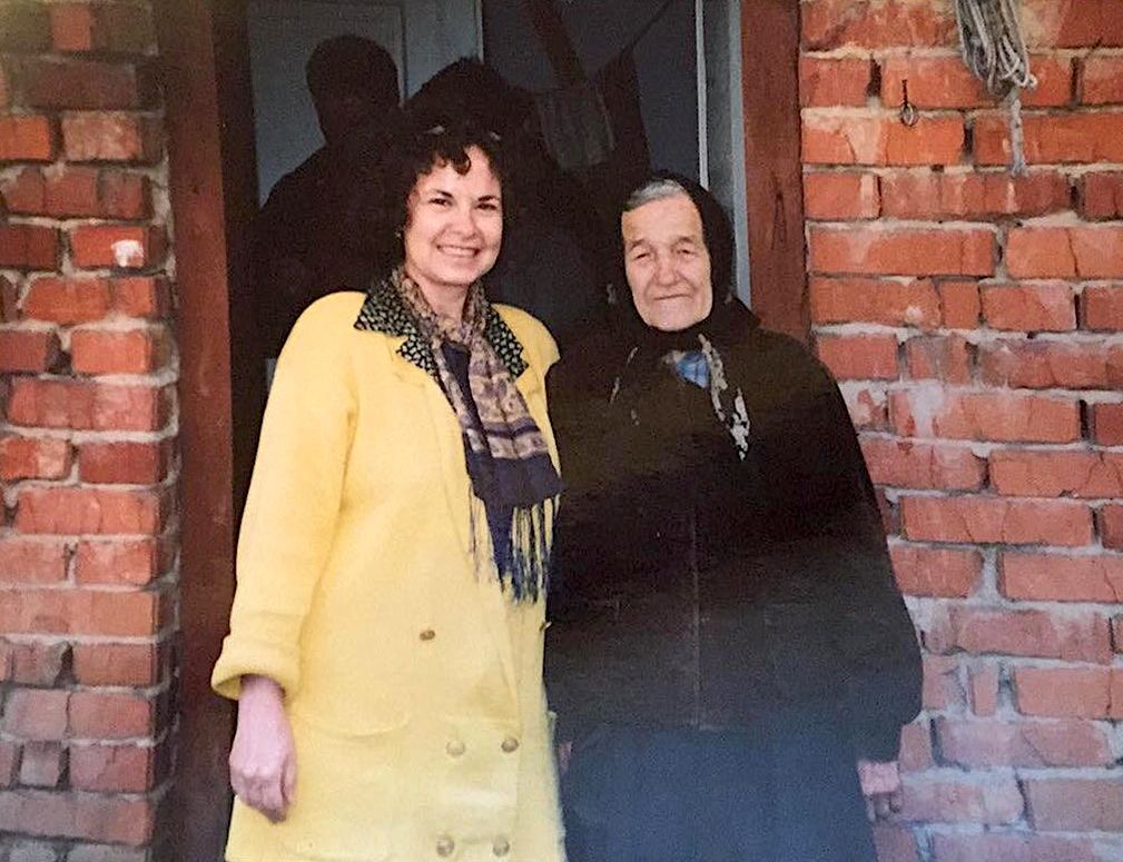 Cipora Blitz with Paranka Burachok at Paranka’s house in Cherche in 1994 - фото 72380
