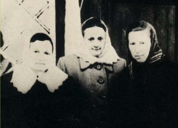 Олена Вітер (перша зліва) під час перебування в засланні - фото 72412