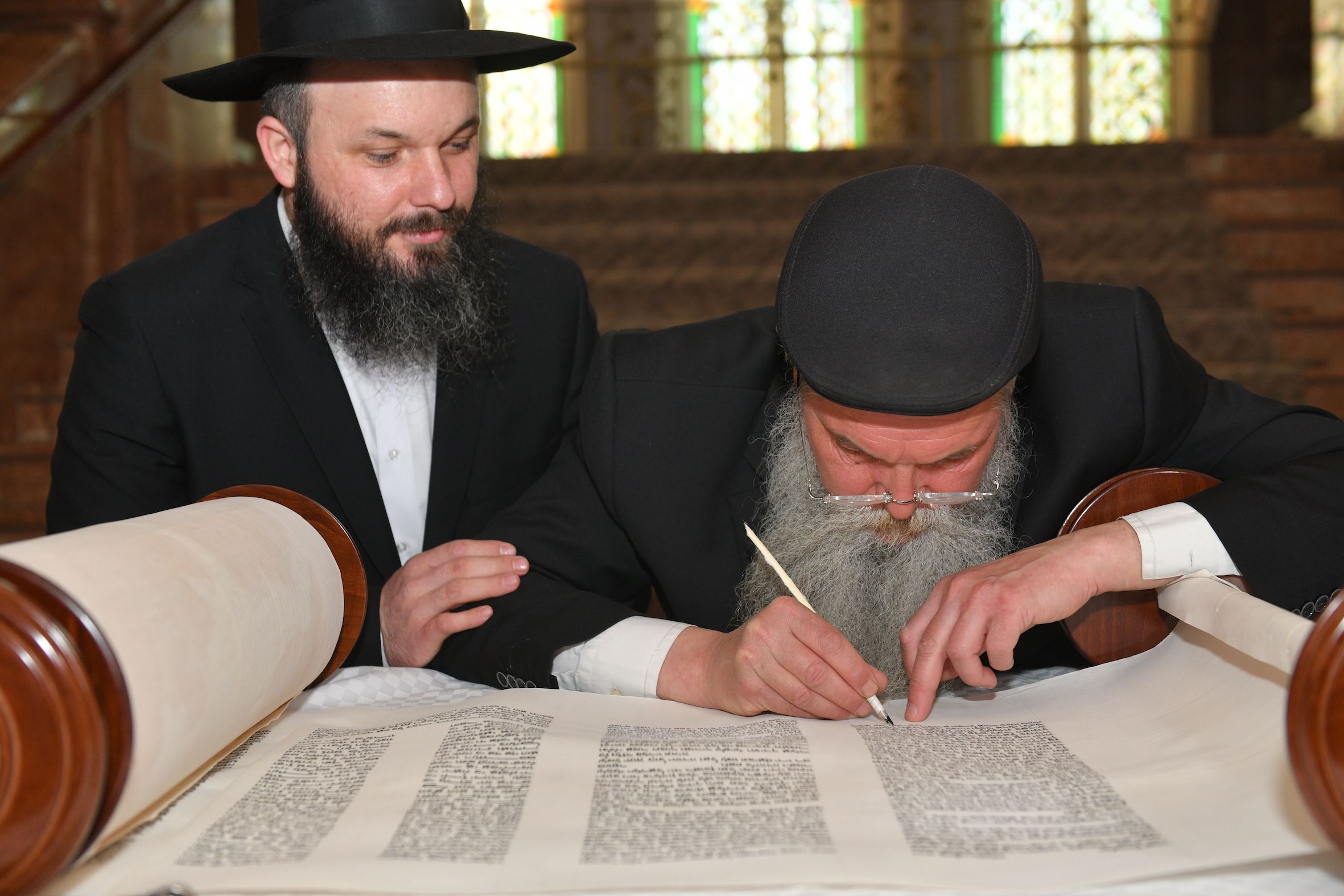 В Ужгородскую синагогу внесли новый свиток Торы: этого события евреи ждали 10 лет - фото 72432