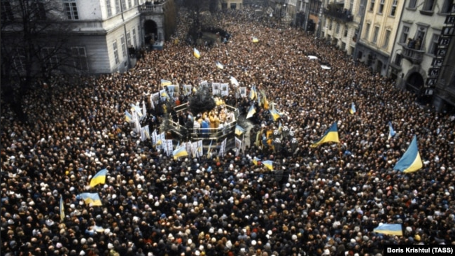Під час відзначення свята Водохреща Українською греко-католицькою церквою на площі Ринок у Львові, 11 квітня 1990 року - фото 72587
