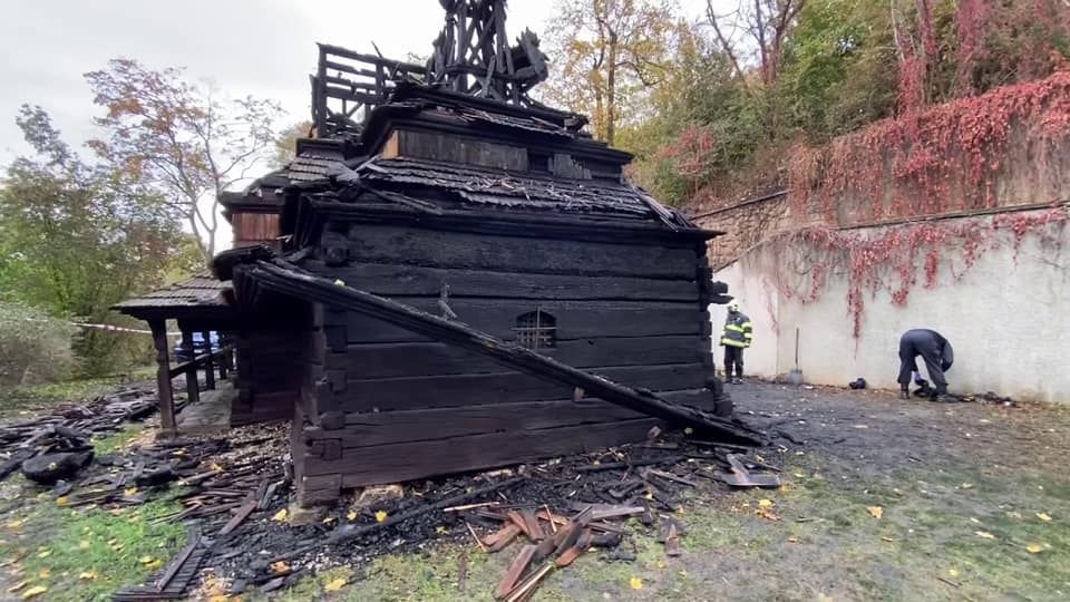Українці запропонували уряду Чехії допомогу у відбудові  церкви Святого Архангела Михаїла, яка згоріла - фото 73635