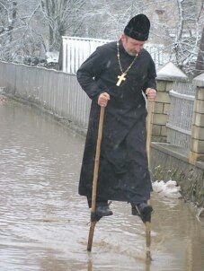 Коли дороги залило водою, то отець Василь ось так добирається до церкви - фото 73651