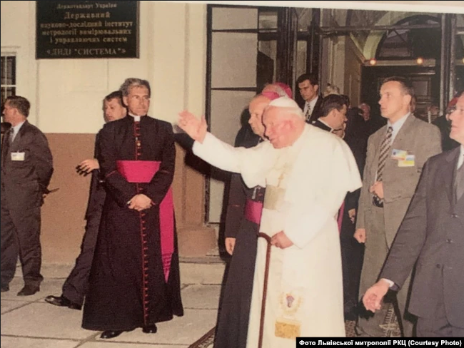 Папа відвідав Львівську курію РКЦ, червень 2001 року - фото 74307
