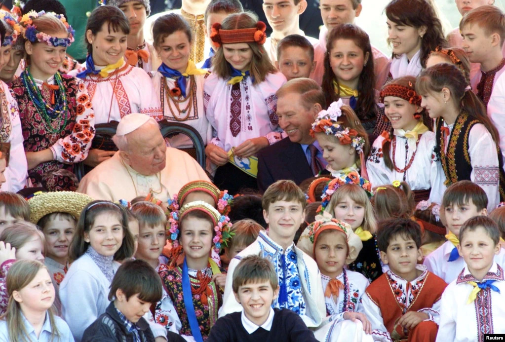 Другий президент України Леонід Кучма разом із дітьми під час зустрічі папи Римського Івана Павла Другого. Київ, 23 червня 2001 року - фото 74309
