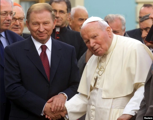 Папа Римський Іван Павло Другий і президент України Леонід Кучма. Київ, 23 червня 2001 року - фото 74310