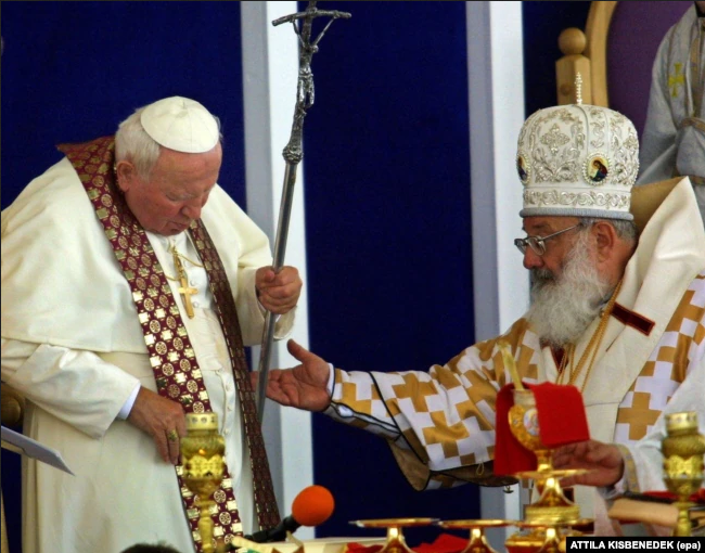 Папа Римський Іван Павло II і глава УГКЦ Любомир Гузар. Львів, червень 2001 року - фото 74312