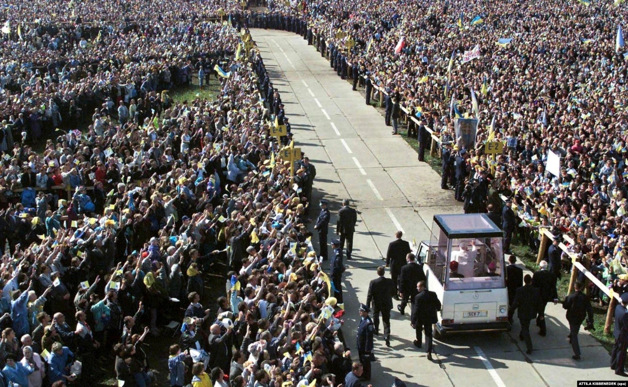 Папа Римський Іван Павло Другий під час візиту до України. Львів, 27 червня 2001 року - фото 74321