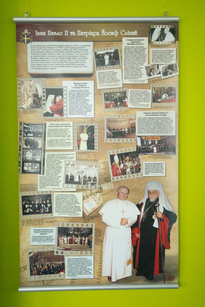В  УКУ діє  виставка до 20-ї річниці приїзду Папи в Україну - фото 74491