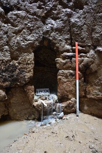 В Афінах археологи виявили 30 свинцевих табличок з прокльонами, яким більше 2500 років - фото 74496