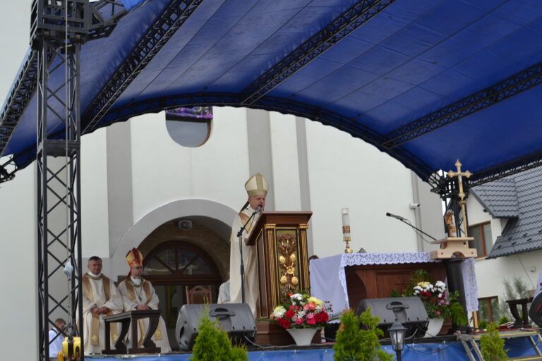 Сьогодні у Львові освятили пам’ятник на честь Святого Папи Івана Павла ІІ - фото 74649