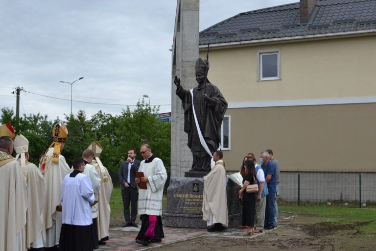 Сьогодні у Львові освятили пам’ятник на честь Святого Папи Івана Павла ІІ - фото 74650