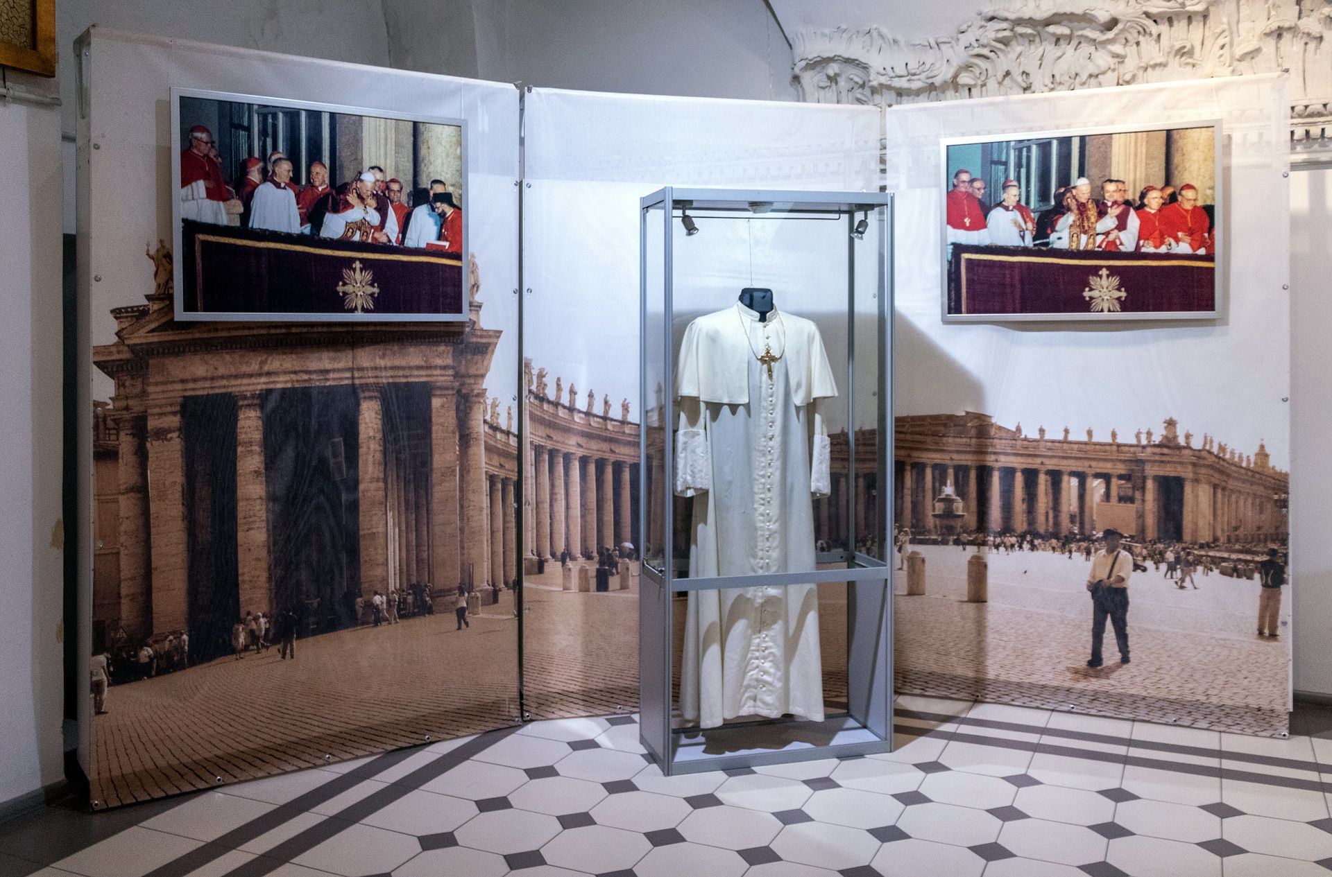 «Він змінював світ»: віртуальна фотовиставка про святого Івана Павла ІІ - фото 74793