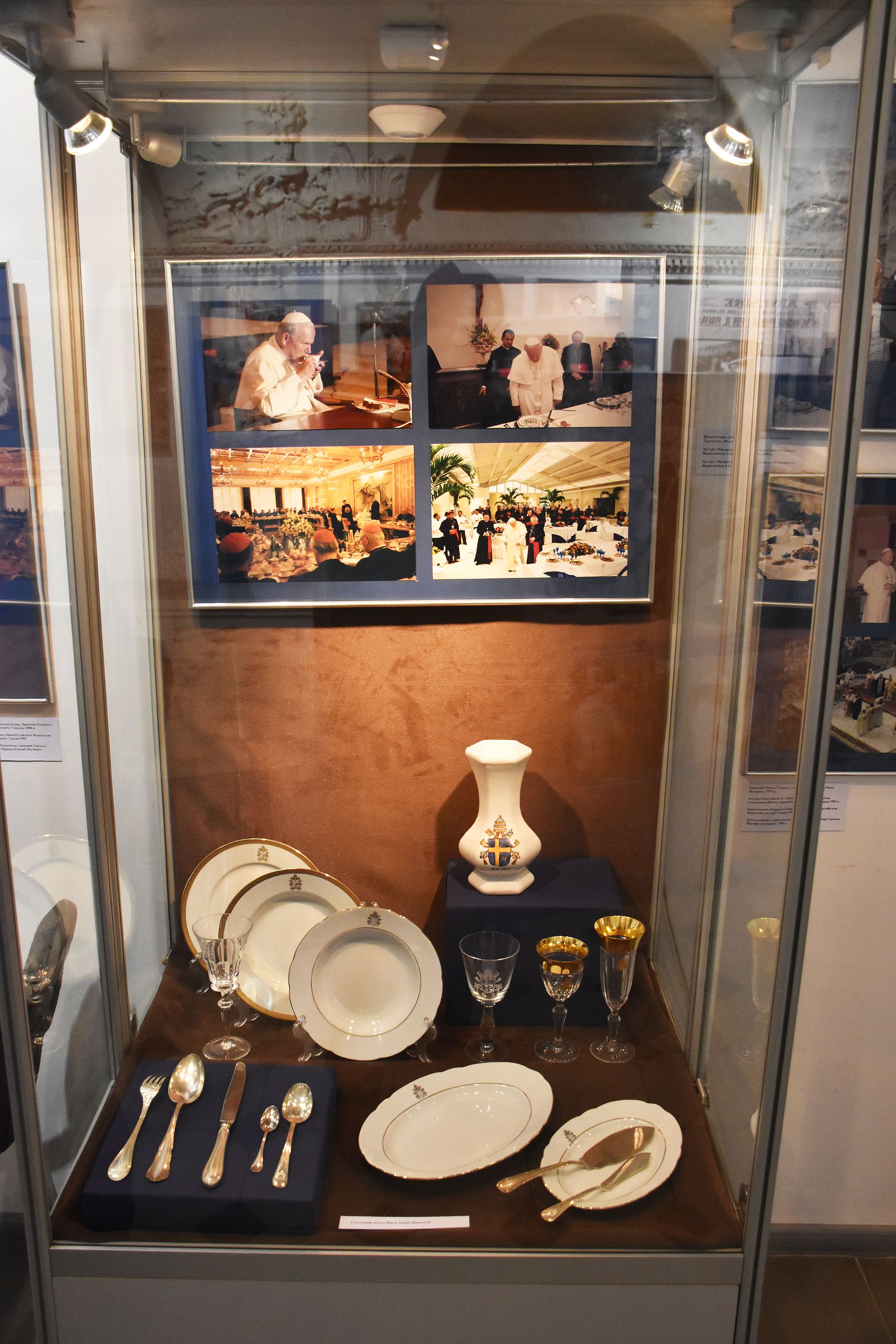 Дещо з гербового папського посуду та фото з офіційних застіль за участю Папи. - фото 74816