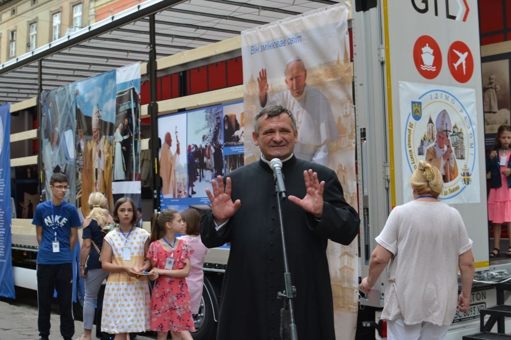 Понад дві тисячі осіб відвідало Мобільний Музей 'Дім св. Івана Павла ІІ' у Львові - фото 75048