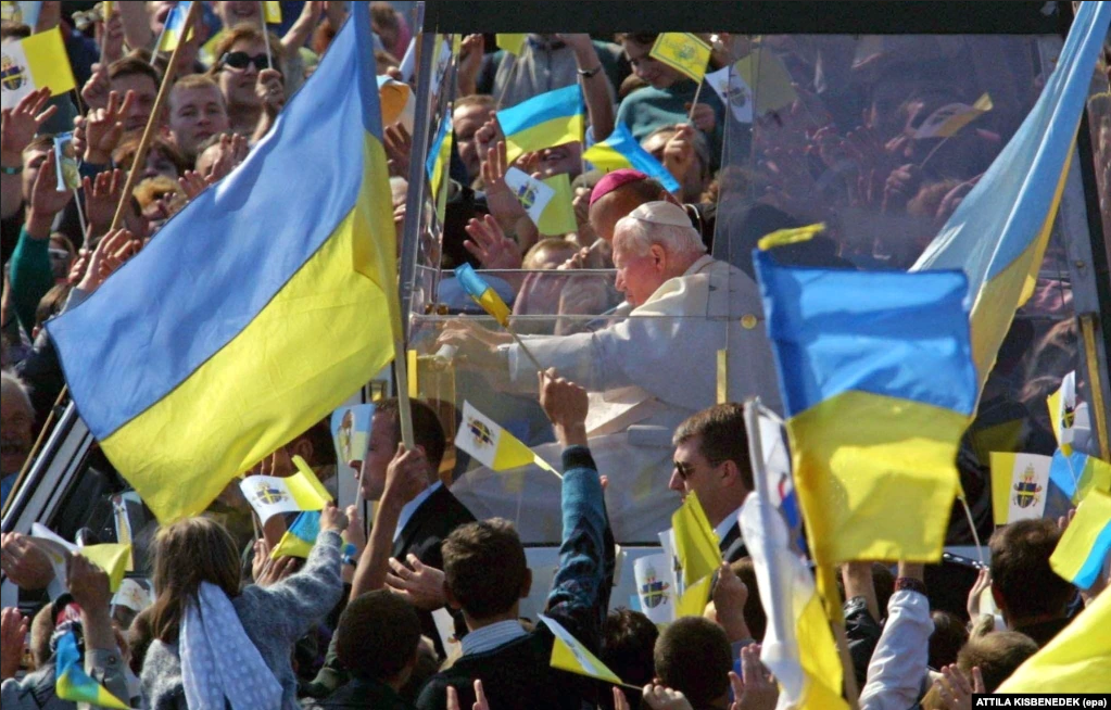 Папа Римський Іван Павло Другий під час візиту до України. Львів, 27 червня 2001 року - фото 75275