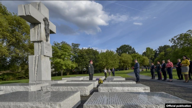 Пам’ятник жертвам Волинської трагедії у Варшаві - фото 75533