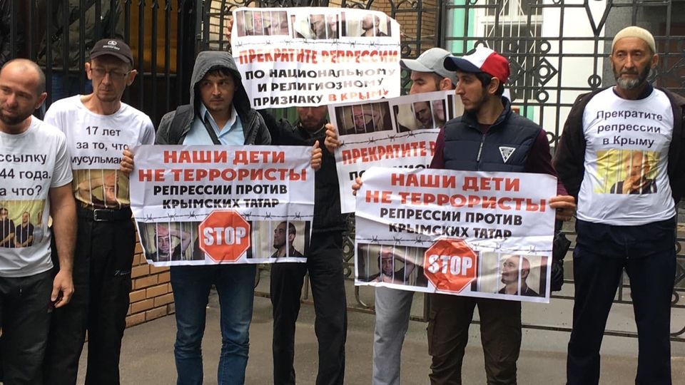 Протест кримських татар у Москві - фото 75686