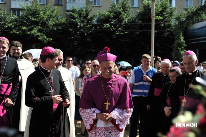 У Бердичеві тисячі римо-католиків України та з-за кордону просили у Богородиці миру та єдності для країни - фото 75837