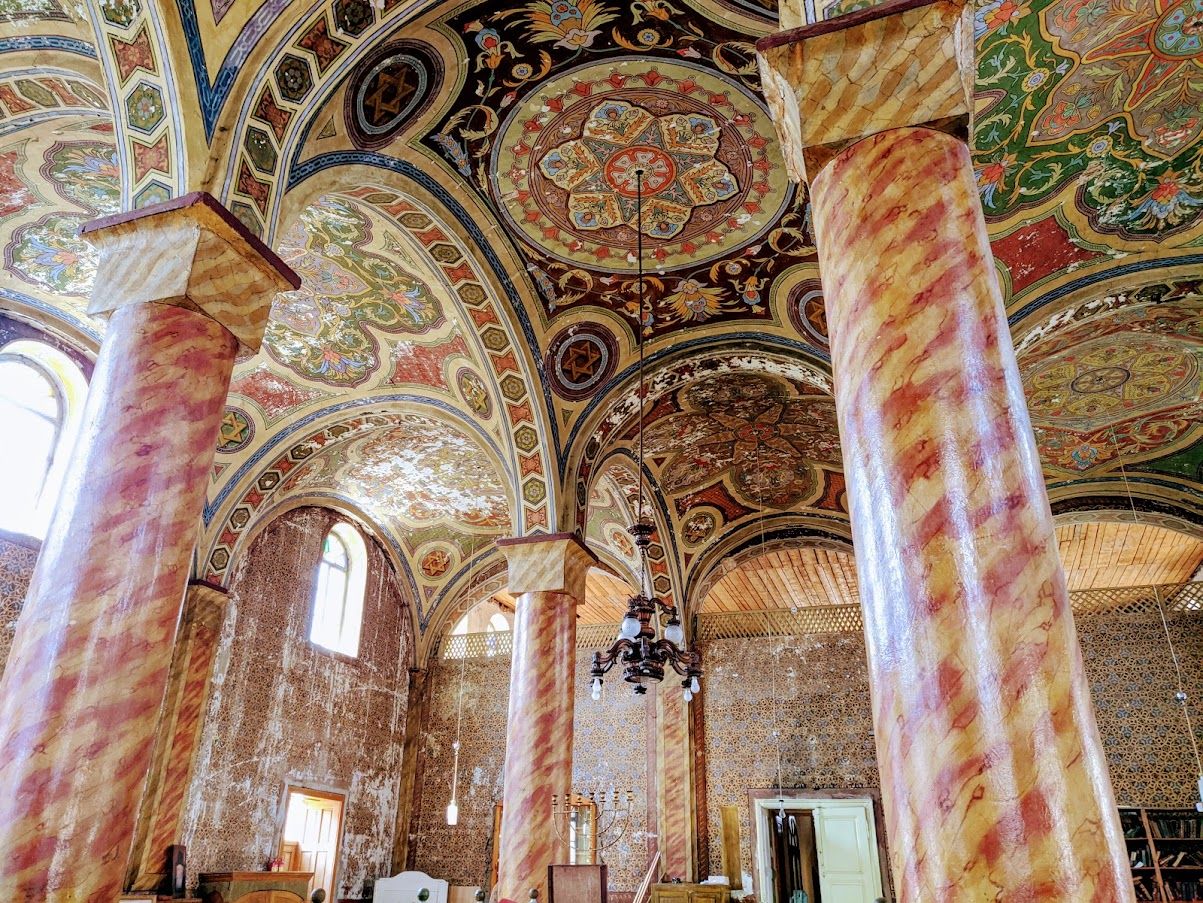 Діюча хустська синагога - одна з небагатьох, яка зберегла свій початковий інтер’єр і розписи - фото 76155