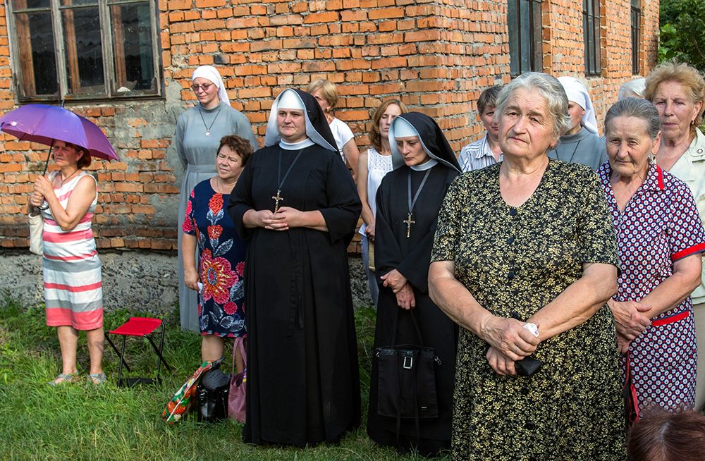 Сестра Тетяна-Марія зі спільноти Непорочної Обручниці Святого Духа (крайня ліворуч) написала для каплички образ Св. Анни - фото 76335