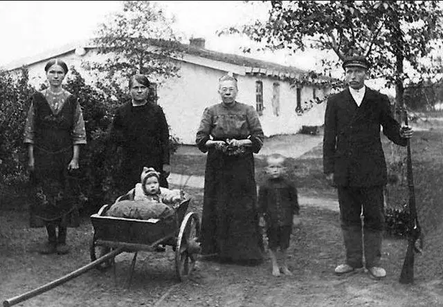 Germans before deportation - фото 76586