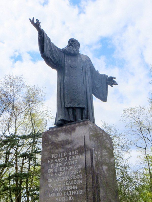 Пам’ятник митрополиту Василю Липківському, встановлений і освячений 23 жовтня 1983 р. у Саут-Баунд-Бруці, США. - фото 77086