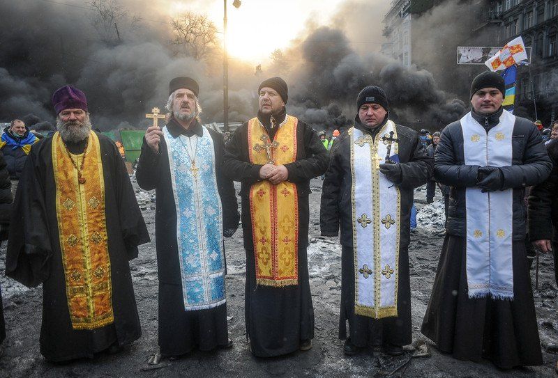 Священники під час протистояння на Грушевського - фото 77103