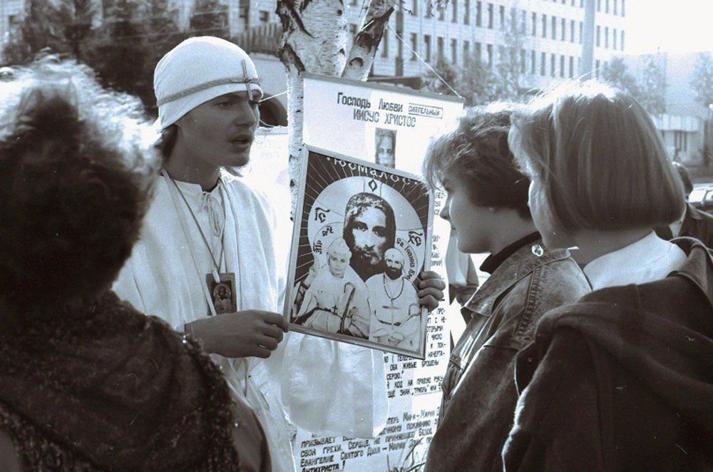 Адепти Білого братства на майдані Незалежності, Київ. 1993 - фото 77105