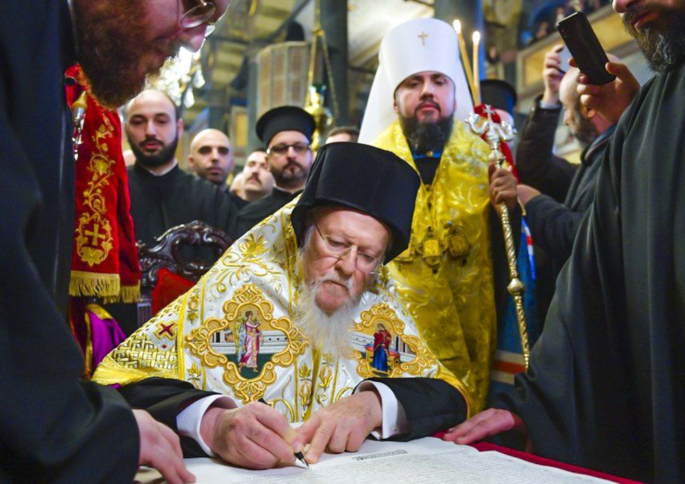 Вселенський Патріарх Варфоломій підписує Томос про автокефалію в церкві Святого Георгія в Стамбулі, 5 січня 2019 року - фото 77117