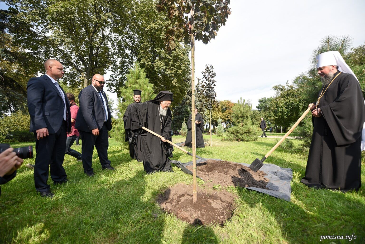 Патриарх Варфоломей встретился с членами Всеукраинского Совета Церквей и религиозных организаций и посадил клен - фото 77796