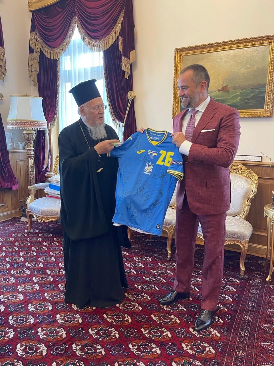 Патріарх Варфоломій отримав вишиванку та футболку української збірної на Євро-2020 - фото 78082