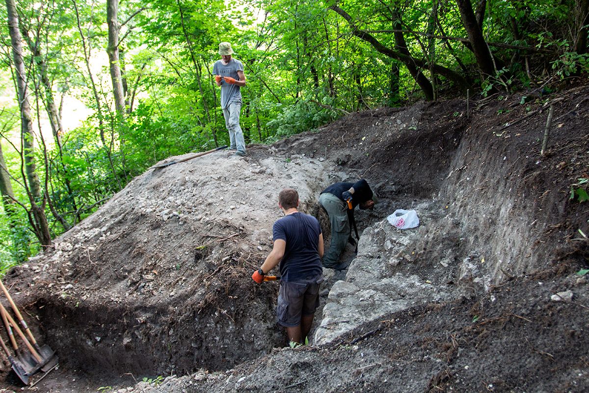 Археологи розкопують дотепер невідомі рештки Городоцького замку - фото 78347