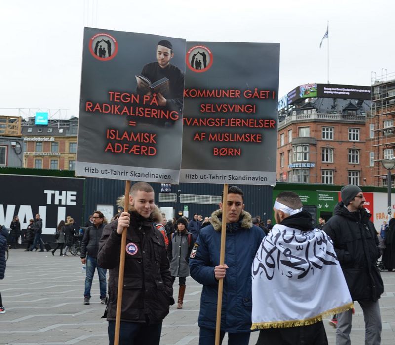 Копенгаген, 2015 рік. Члени 'Хізб ут-Тахрір' на акції проти рішення данської влади про вилучення з мусульманської родини дітей, батька яких звинуватили у формуванні в них радикальних поглядів - фото 78793