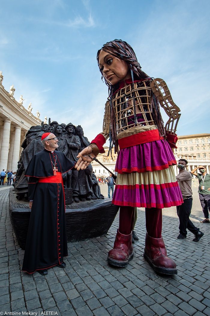 У Ватикані встановили «маленьку Амаль» - ляльку висотою 3,5 м - фото 78838