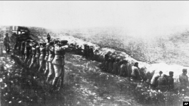 Цю фотографію вилучили при огляді тіла загиблого німецького офіцера. На ній німецькі військові здійснюють розстріл цивільних осіб у Бабиному Яру. Київ, 1942 рік - фото 79532
