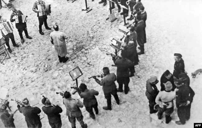 Оркестр Янівського табору смерті (відоміший як «Танго смерті») – табірний оркестр, створений у Янівському концентраційному таборі у Львові нацистською окупаційною адміністрацією. Це фото використовувалося як ілюстрація нацистських злочинів на Нюрнберзькому судовому процесі - фото 79538