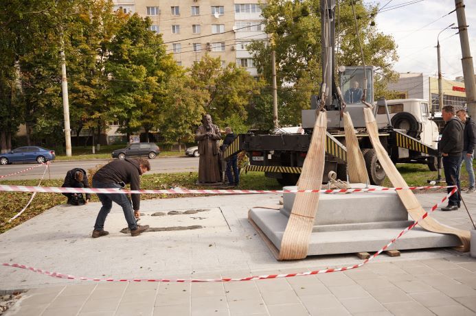 Сьогодні у Вінниці встановлюють перший в Україні  пам'ятник Любомиру Гузару. - фото 79667