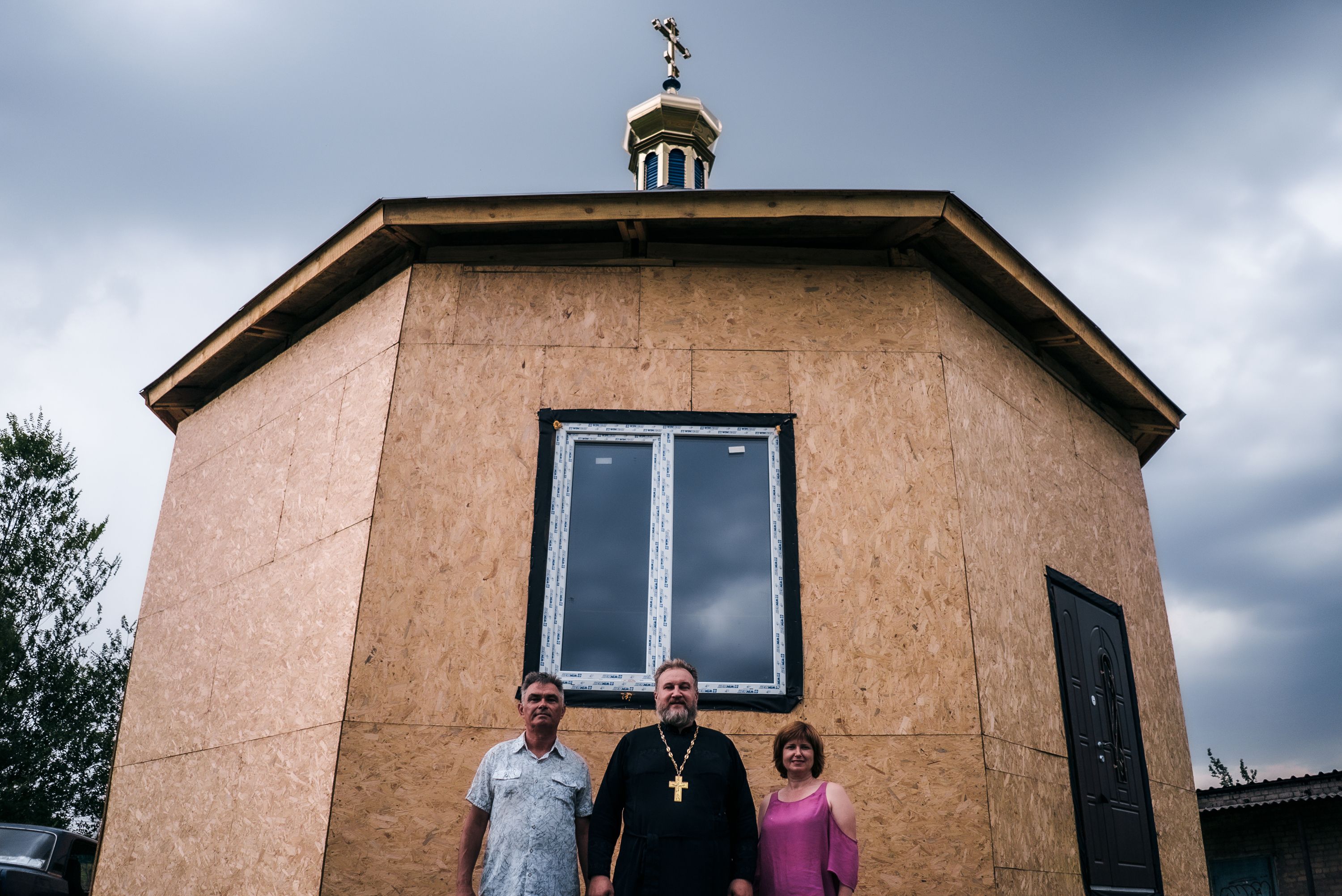 Отець Олександр, пані Наталія та пан Ігор біля храму Покрови Пресвятої Богородиці - фото 79902