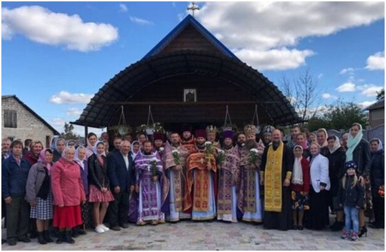 Photographs, from the consecrations of the new temples, show that solid temple buildings are still being built 'right in the field.' Consecrated on September 27, 2021, the church in the village of Kopytkovo, Zdolbuniv district, Rivne region, was built in his own garden, according to the abbot - фото 82344