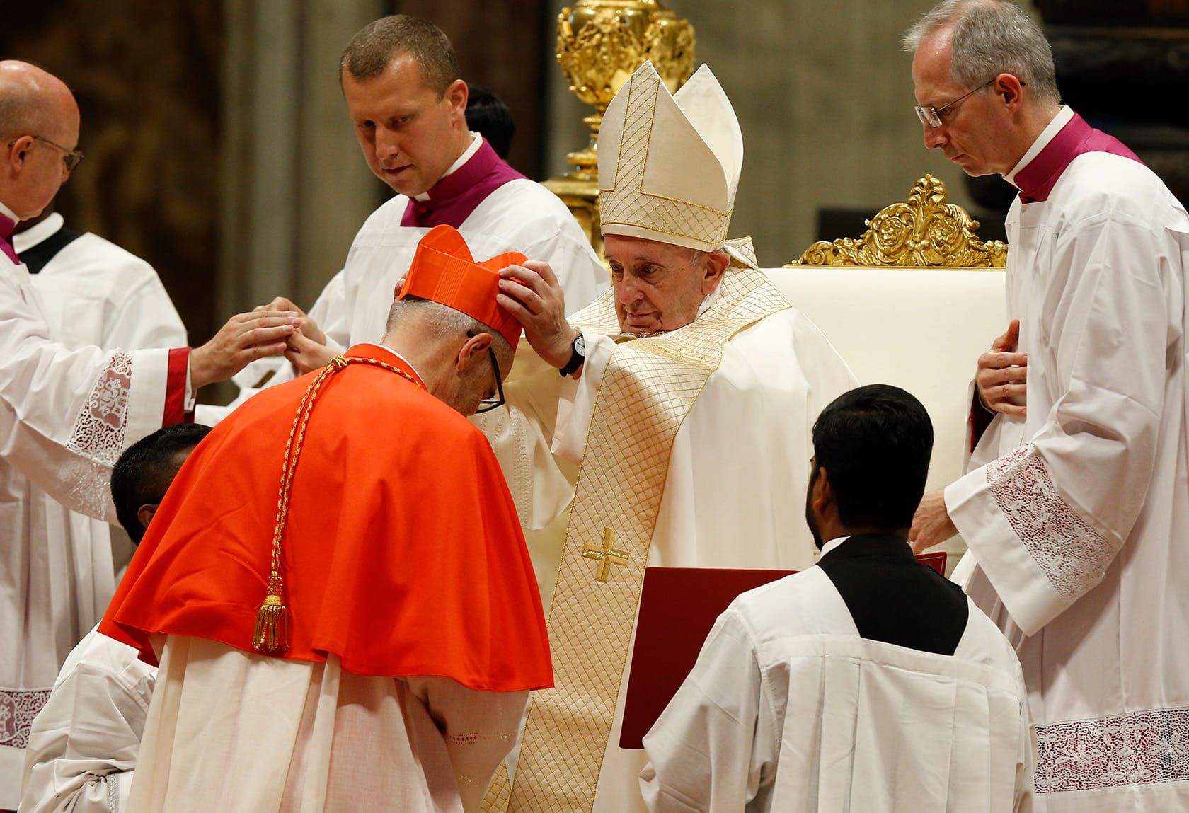 Папа Франциск під час церемоніі в Соборі св. Петра возводить Майкла Черні в сан кардинала. Ватикан, 05 жовтня 2019 року  - фото 79948