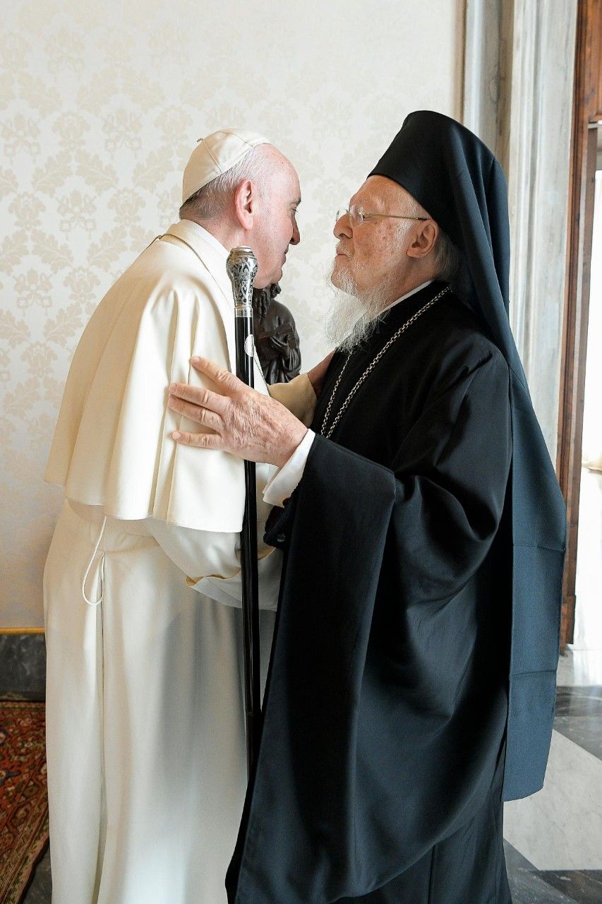 Папа Франциск і Патріарх Варфоломій тепло зустрілись у Ватикані на екологічному форумі - фото 80013
