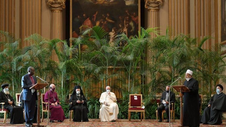 Папа Франциск і Патріарх Варфоломій тепло зустрілись у Ватикані на екологічному форумі - фото 80014