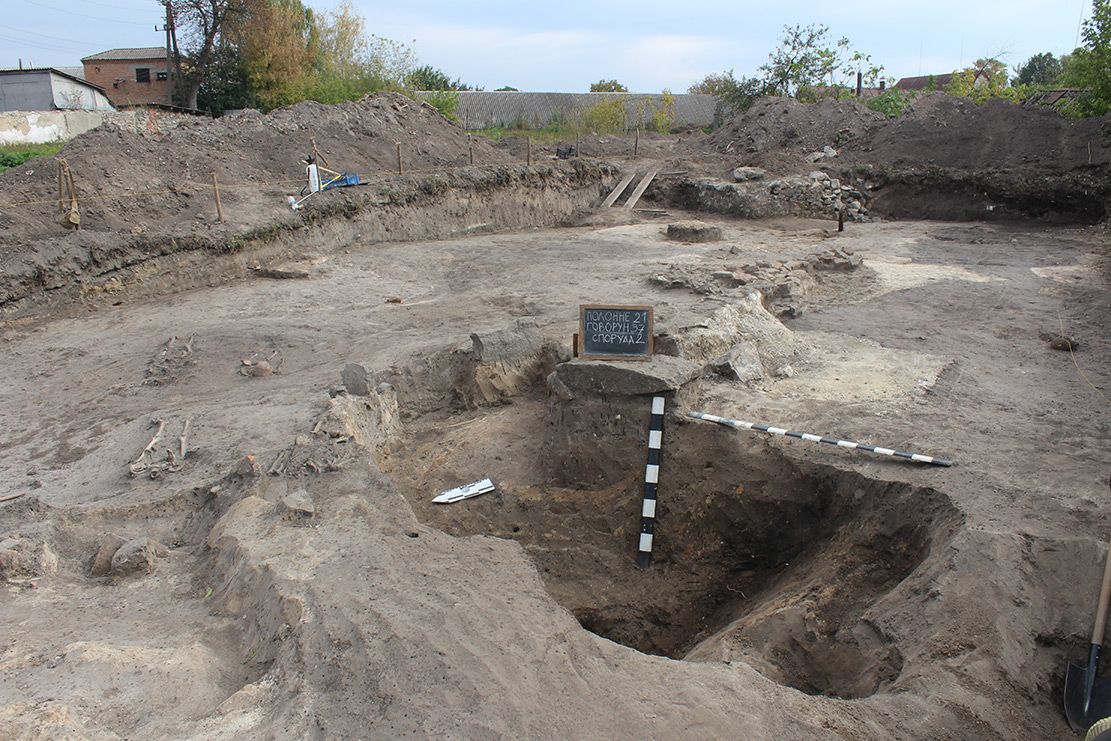 На Хмельниччині археологи шукають підземний хід біля храму - фото 80123