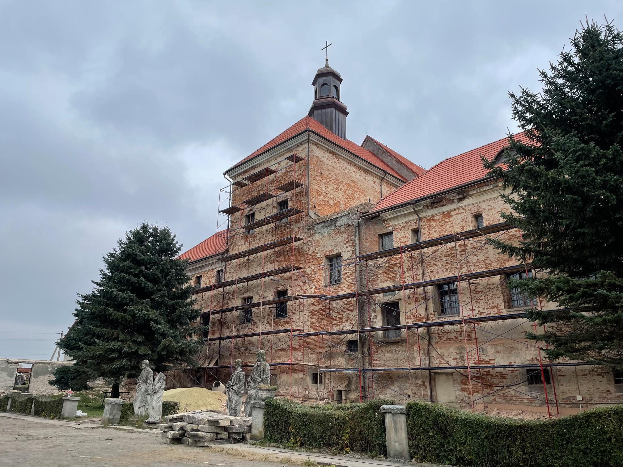 Министр культуры рассказал об успехах и планах реставрации уникальных монастыря и храма в Львовской области - фото 80610